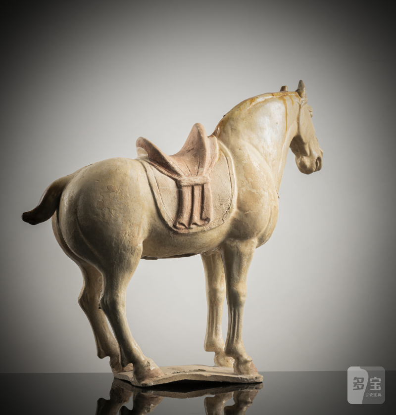 A partly amber-glazed earthenware figure of a standing horse - 图2